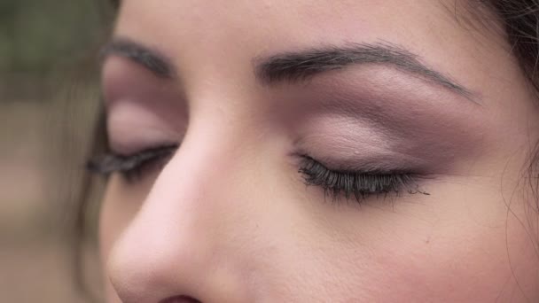 Bela mulher verde olhos fechados abertura, close-up — Vídeo de Stock