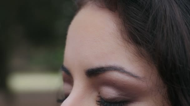 Bonito mulher verde olhos abertura e olha para cima — Vídeo de Stock