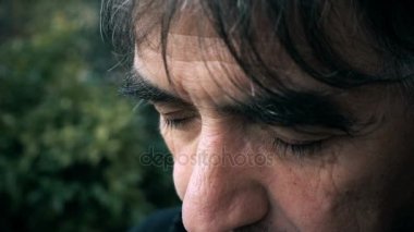 Olgun adam gözlerini ve yukarı - yavaş hareket arıyorum yavaş açılıyor