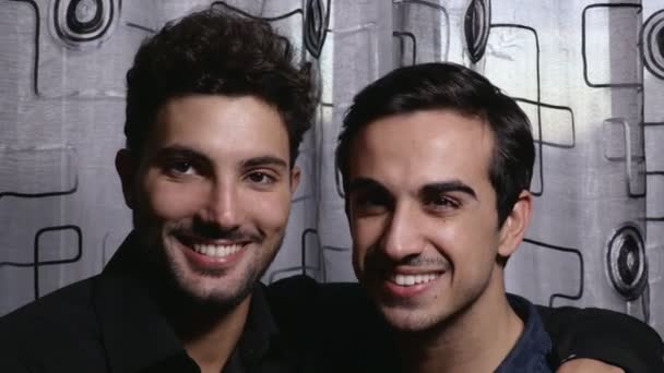 Retrato de casal gay sorri para a câmera e beijos — Vídeo de Stock