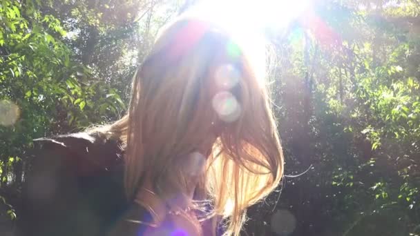 Sfrustrowany Blondynka Samotna kobieta w lesie Cryies i krzyki — Wideo stockowe