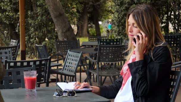 Negocio rubio Mujer hablando en Smartphone En un bar al aire libre, retrato — Vídeos de Stock