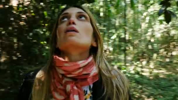 Hermosa mujer solitaria en el bosque mirando hacia arriba en contemplación constante cam — Vídeos de Stock