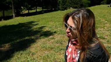 çim - yavaş hareket üzerinde oturan düşünceli genç kadının profil portresi