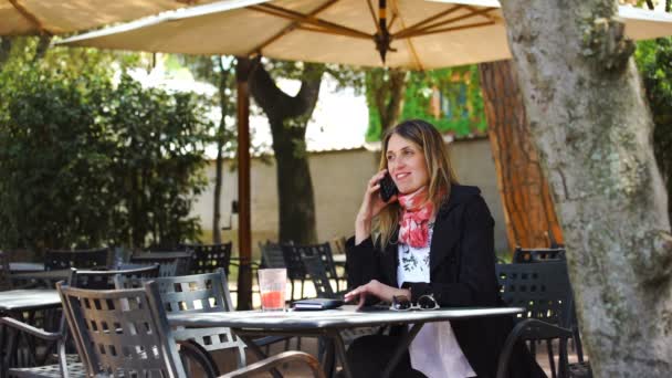 Portret van Glimlachende zakenvrouw met mobiel werken In Cafe, buitenshuis — Stockvideo