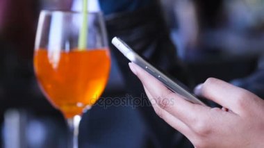 sofistike kadın el smartphone içinde bir Bar yazarak
