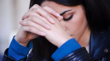 Kadar yakın portresi genç Asyalı kadın üzgün ve depresyonda 