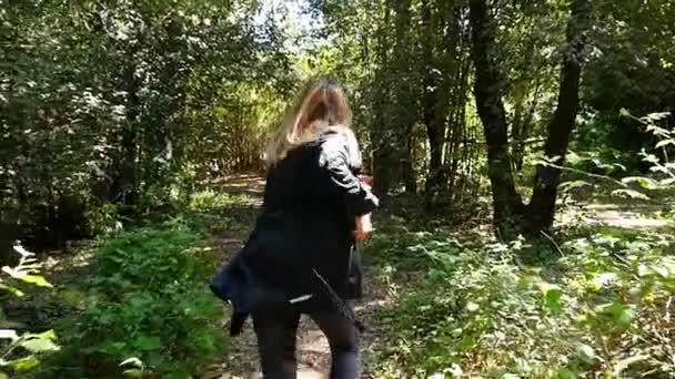 Mujer aterrorizada huyendo de alguien hacia el bosque... cámara lenta — Vídeos de Stock