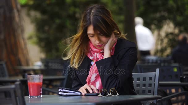 金发碧眼严肃的女人打字智能手机在栏上的肖像 — 图库视频影像