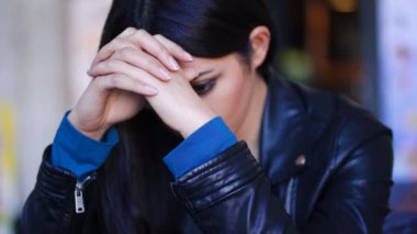 bar-açık oturan üzgün ve endişeli Asyalı kadın portresi kapatın