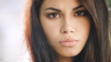 düşünceli şirin Filipinli kadın kameraya bakarak yakın çekim
