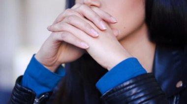  Düşünceli kadın eli üzerinde odaklanmak ve açık çene