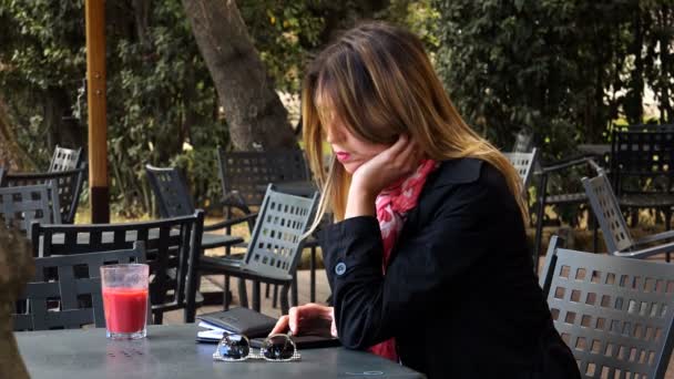 Negocio rubio preocupado Mujer hablando Smartphone En Bar, retrato — Vídeos de Stock