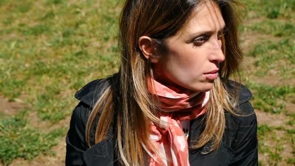 Primer plano retrato de e pensativo mujer deprimida cerrando los ojos al aire libre — Vídeos de Stock