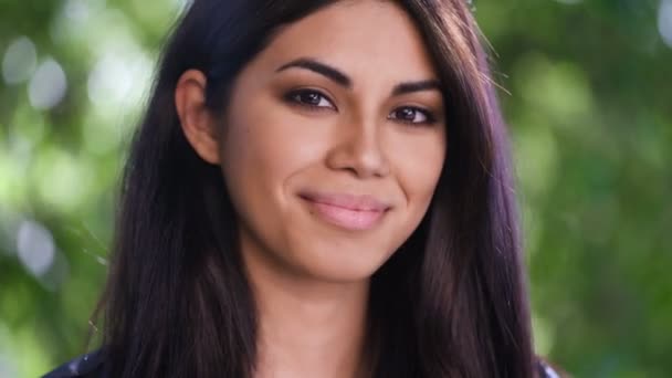 Joven asiática guapa mujer en el parque, sonrisas a cámara — Vídeo de stock