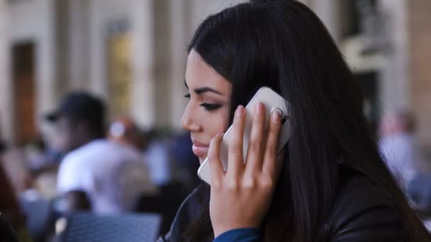 Sexiga unga filippinska kvinnans profil talar via telefon i en bar — Stockvideo