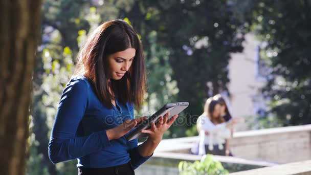 Portret van ontspannen mooie Aziatische vrouw met behulp van de tablet - buiten — Stockvideo