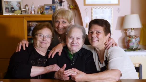 Retrato de três mulheres felizes e sorridentes olhando a câmera — Vídeo de Stock