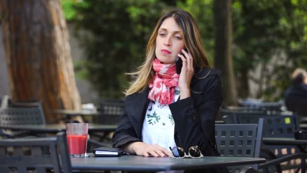 Нервова і нещасна бізнес-леді робить виклик сидячи в кафе відкритий — стокове відео
