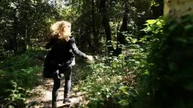 Korkmuş kadın hızlı biri tarafından kovaladım ormandaki çalışır.