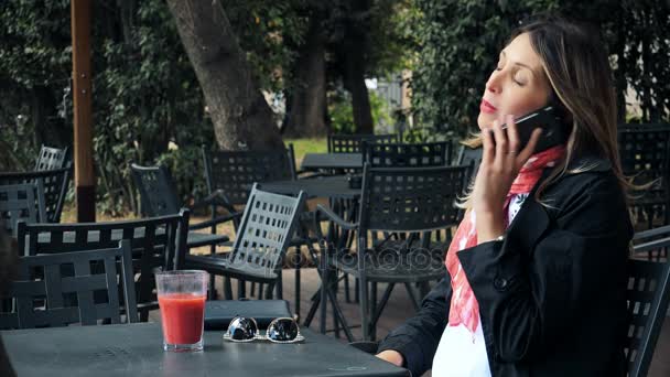 Manos de mujer joven escribiendo en Smartphone En un bar al aire libre — Vídeo de stock