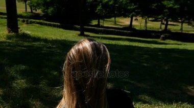 Bankta oturan tek başına genç kadın doğa-sabit cam contemplates