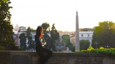 Düşünceli genç kadın portresi günbatımı Roma gözlemler.