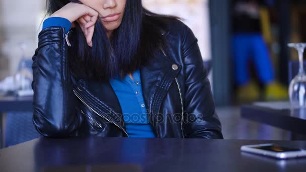 Retrato de mujer asiática sexy triste y reflexiva en un bar al aire libre — Vídeo de stock