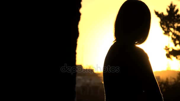 Retrato de mujer silueta contempla la puesta de sol — Vídeos de Stock