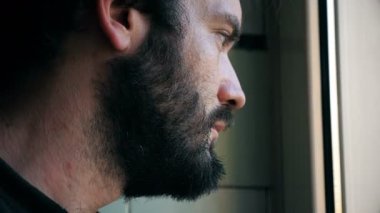  Sad ve dalgın adam ev içinde belgili tanımlık pencere portre kadar kapatın
