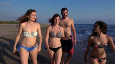Yaz Relax: Arkadaşlar yürümeye ve konuşmaya On The Beach genç grup