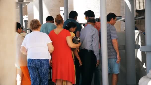 Güvenlik önlemleri Saint Peters Bazilikası'nın Roma: denetim içinde turistlerin çanta - Roma, İtalya, Haziran 2017 — Stok video