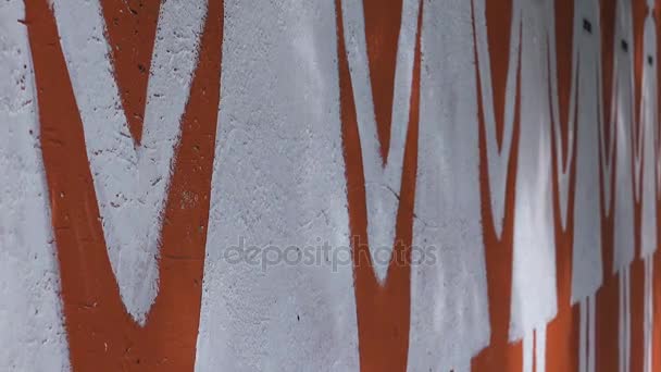 Violência contra as mulheres: um mural reproduz 240 silhuetas brancas San Lorenzo, Roma, Itália, junho de 2017 — Vídeo de Stock
