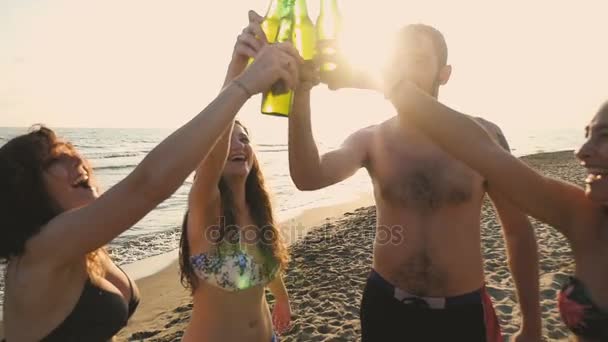 Летнее время: Smiling Friends Clinks пиво на пляже на закате — стоковое видео
