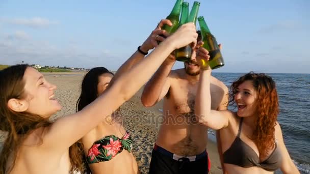 Léto, pláž, svoboda: Skupina přátel, opékání na pláži — Stock video