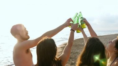 Sahilde toasting ve birlikte içme dört mutlu arkadaş