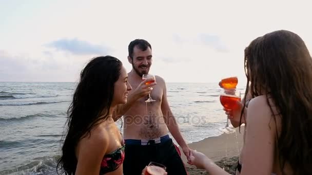 Bezstarostné léto: mladí přátelé opékat na pláži — Stock video