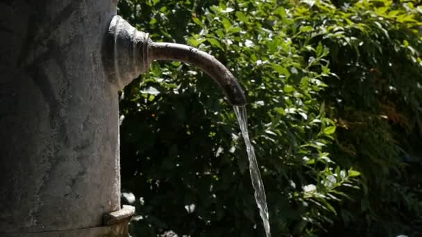 "Nasone "vatten fontän i Rom, Italien-närbild porträtt — Stockvideo