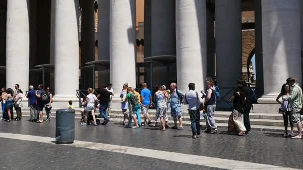 Рядок людей у Санкт Петра квадратних очікують входу базиліки - Рим, Італія, червень 2017 — стокове відео