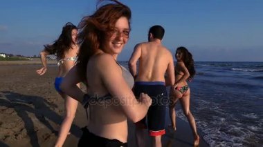 Sahilde kamera tarafından takip çalışan arkadaşlar gülümseyen ve mutlu yaz 