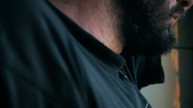 Üzgün ve endişeli adam pencerede