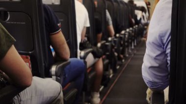 Uçakta yolcu emniyet kemeri bağlanarak çıkarmaya hazırlanıyorlar