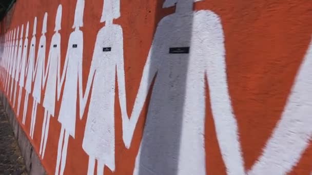 Grafite parede mulheres reproduz 240 silhuetas brancas San Lorenzo, Roma, Itália, junho 2017 — Vídeo de Stock