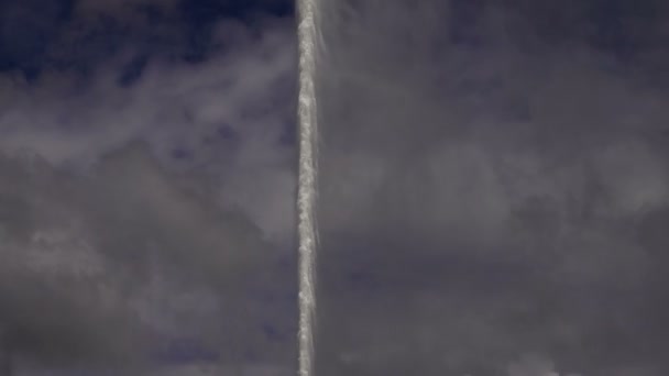 Portret van "Jet d'Eau"fontein in Genève, Zwitserland-slow motion — Stockvideo