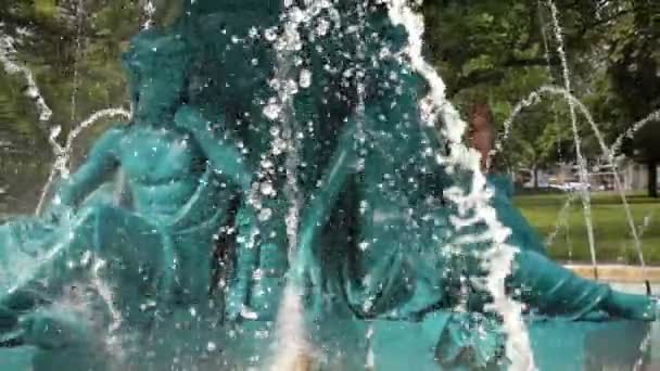 Fuente Four Seasons vertiendo agua, Jardín Anglais, Ginebra... cámara lenta — Vídeo de stock