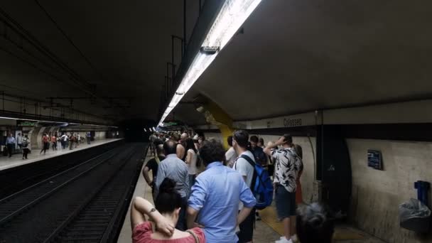 Натовп людей очікування поїзд у зупинки метро: завдати удару, затримки - Станція Терміні, Рим, Італія, червень 2017 — стокове відео
