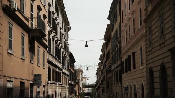 Schöne sicht auf straße von san lorenzo, historisches viertel von rom, italien — Stockvideo