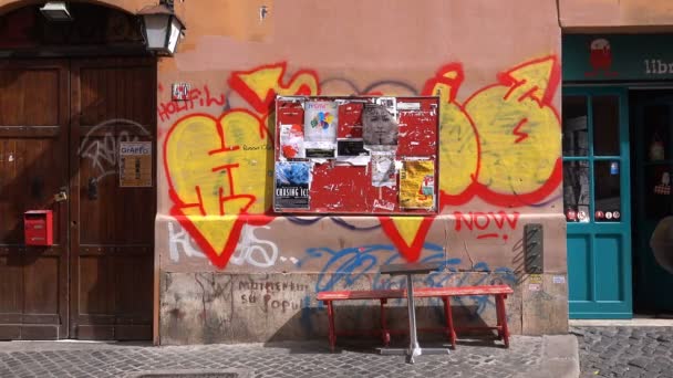 Foco em murales em San lorenzo, distrito histórico em Roma, Itália, junho de 2017 — Vídeo de Stock