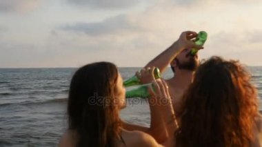 Sahilde kızartma tarafından genç öğrenciler yaz tatilleri kutlama