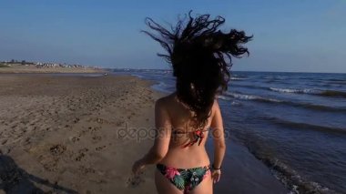 Seksi genç gülümseyen kadın ve flört At kamerada beach - ağır çekim